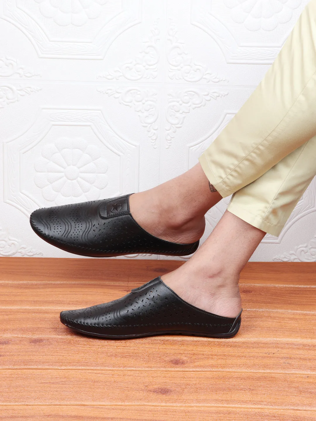 Men Black Ethnic Slip-On Juttis